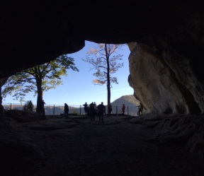 Blick durch ein großes Felsentor in der Sächsischen Schweiz